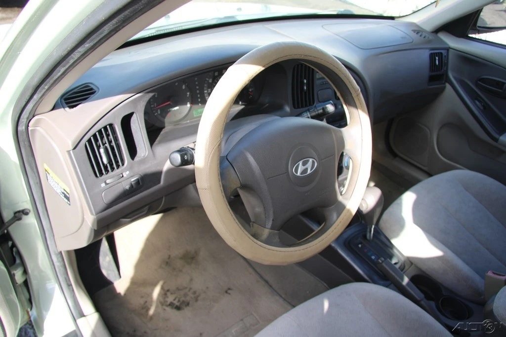 2004 Hyundai Elantra - Image 13 of 21