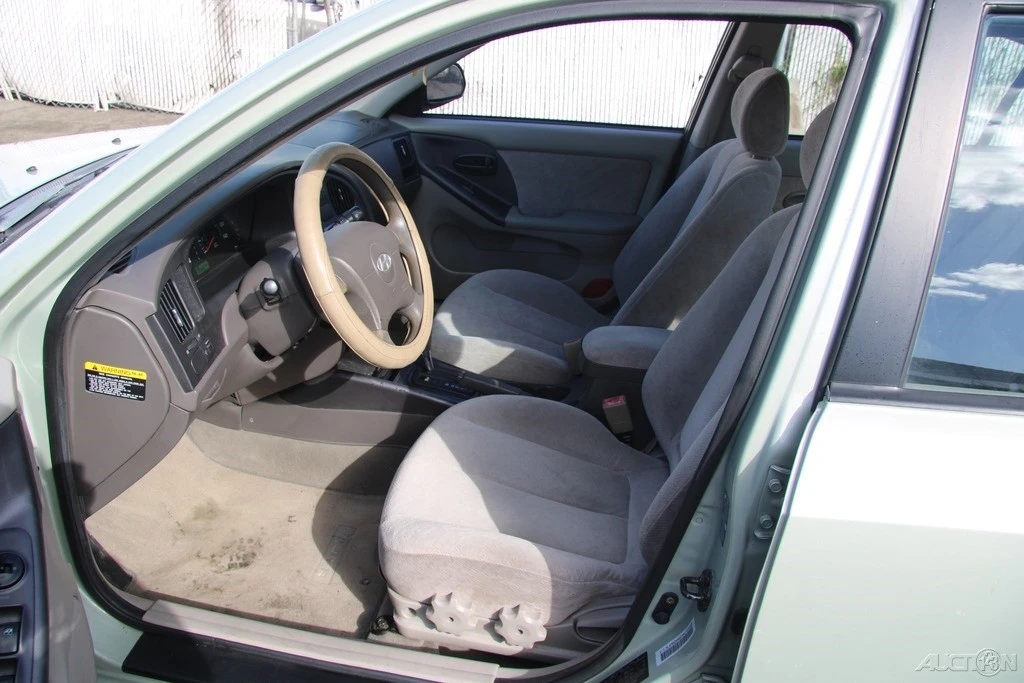 2004 Hyundai Elantra - Image 12 of 21