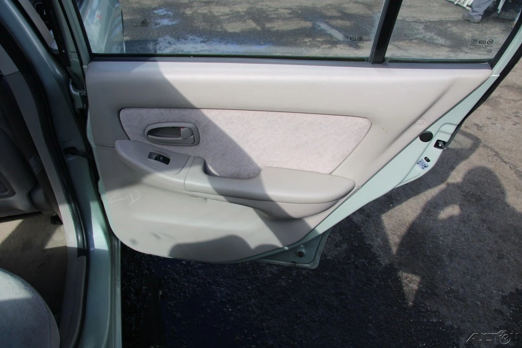 2004 Hyundai Elantra - Image 20 of 21