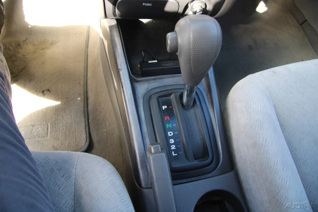 2004 Hyundai Elantra - Image 16 of 21