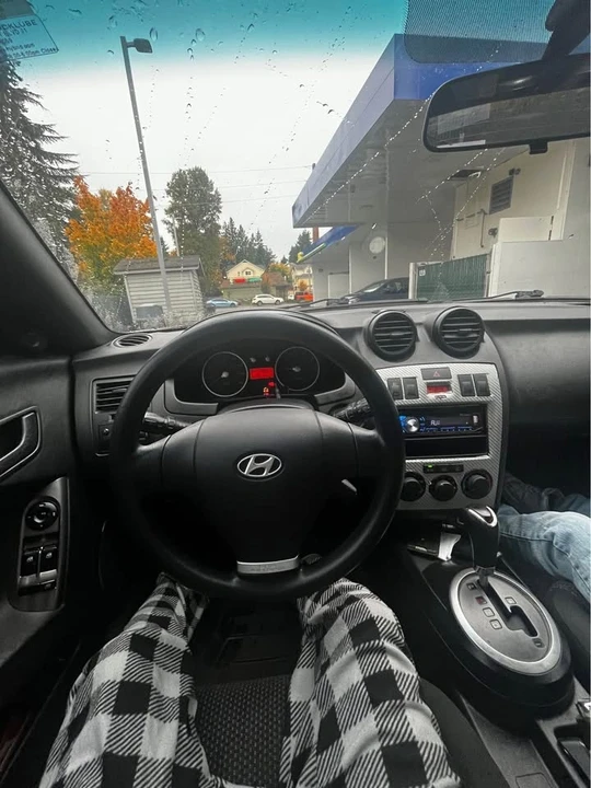 2004 Hyundai Tiburon - Image 8 of 10