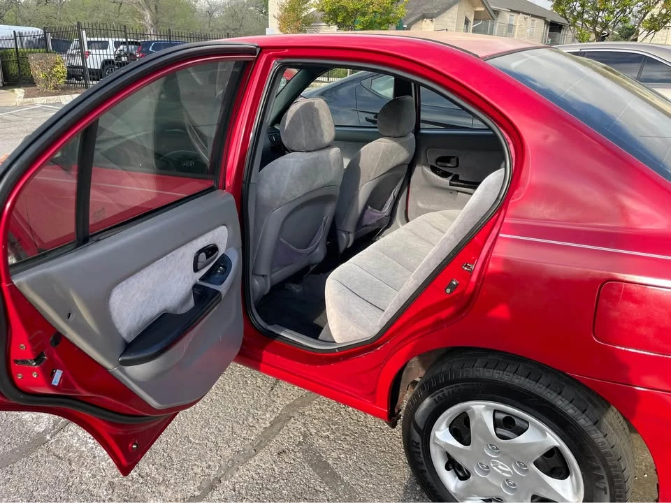 2004 Hyundai Elantra - Image 10 of 13