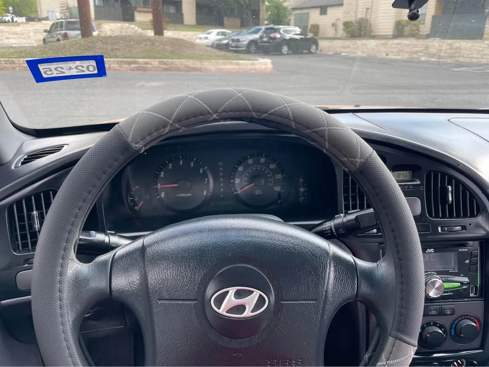 2004 Hyundai Elantra - Image 9 of 13