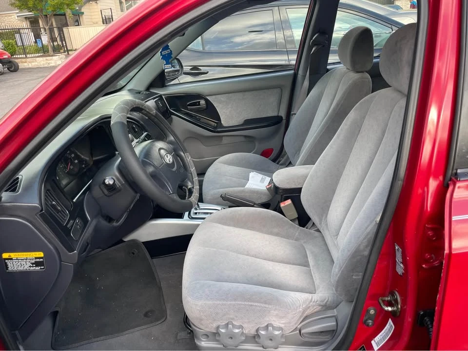 2004 Hyundai Elantra - Image 12 of 13