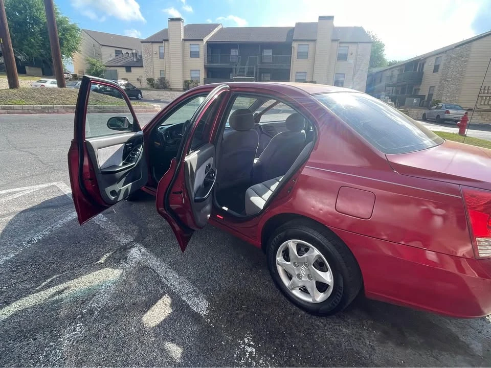 2004 Hyundai Elantra - Image 8 of 13