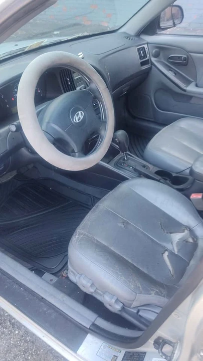 2004 Hyundai Elantra - Image 5 of 6