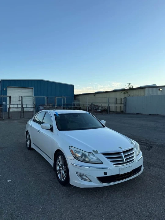 2004 Hyundai Genesis - Image 2 of 8