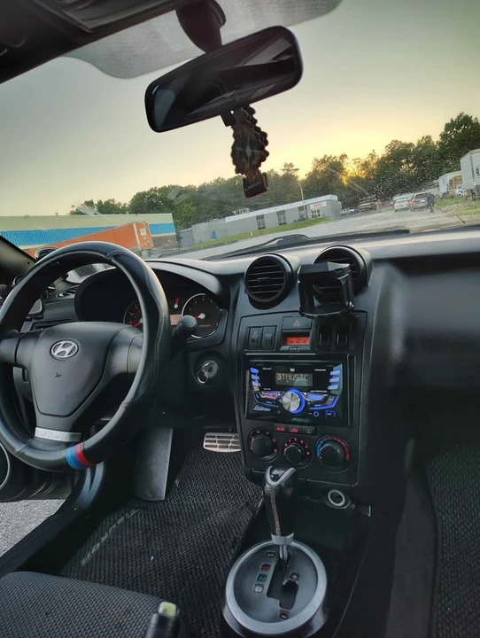 2004 Hyundai Tiburon - Image 9 of 14