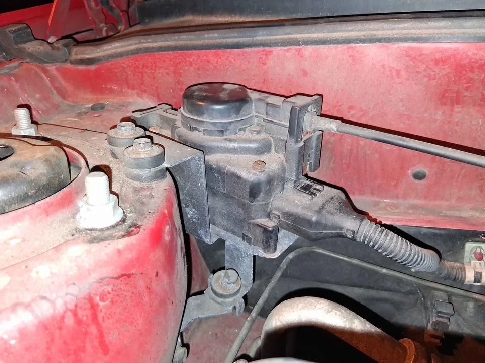 2004 Hyundai Tiburon - Image 6 of 6