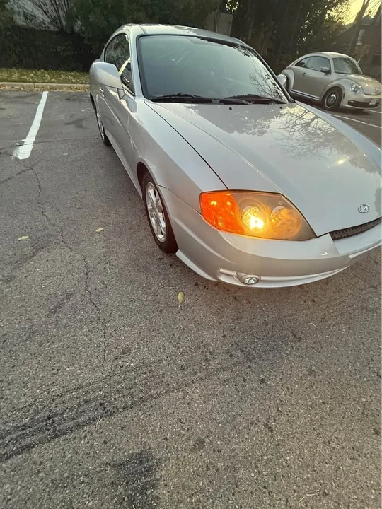 2004 Hyundai Tiburon - Image 2 of 10