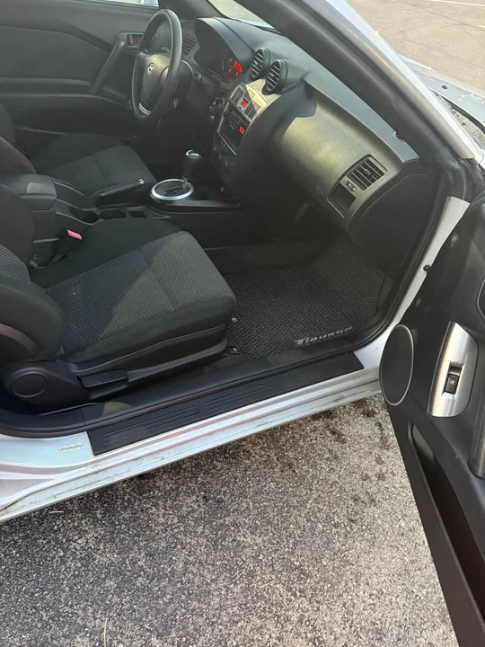 2004 Hyundai Tiburon - Image 8 of 10
