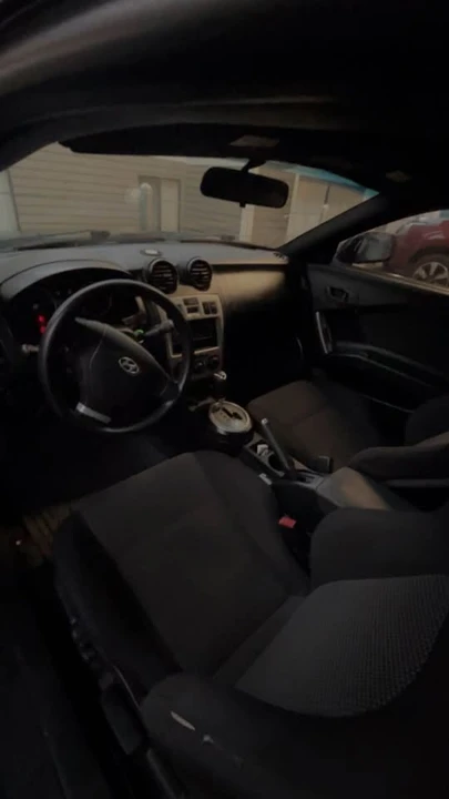2004 Hyundai Tiburon - Image 4 of 5
