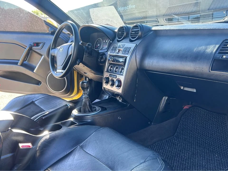 2004 Hyundai Tiburon - Image 15 of 17