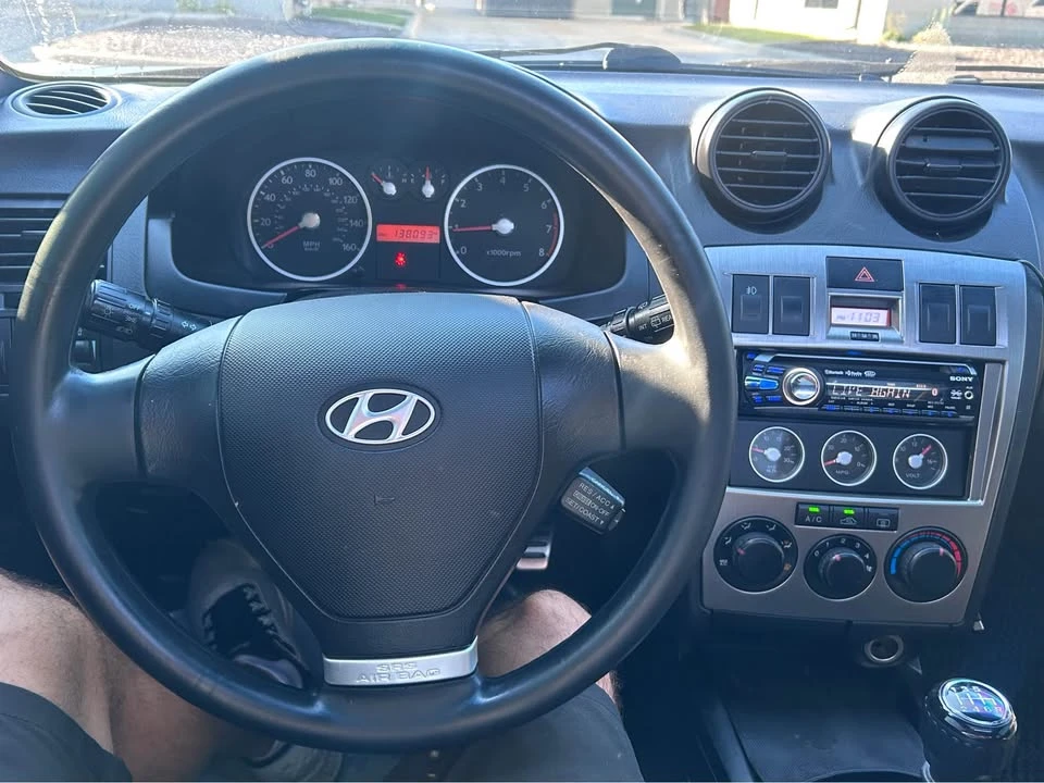 2004 Hyundai Tiburon - Image 9 of 17