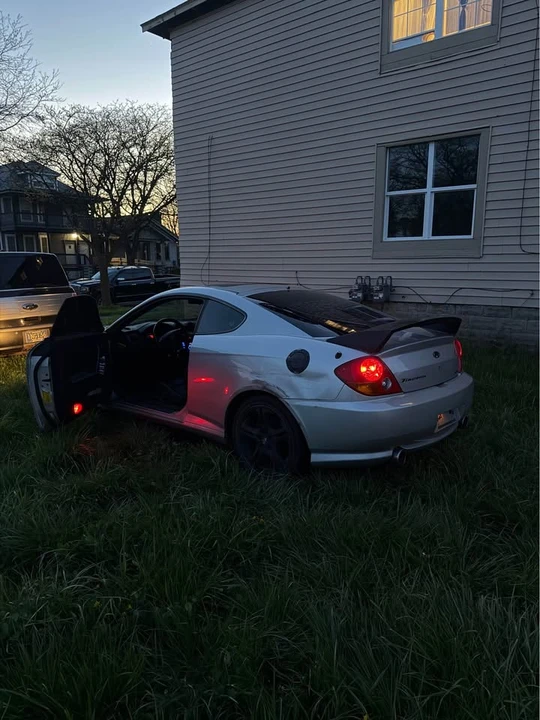 2004 Hyundai Tiburon - Image 2 of 5