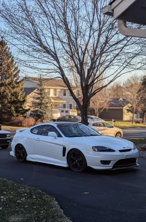 2004 Hyundai Tiburon - Image 2 of 19