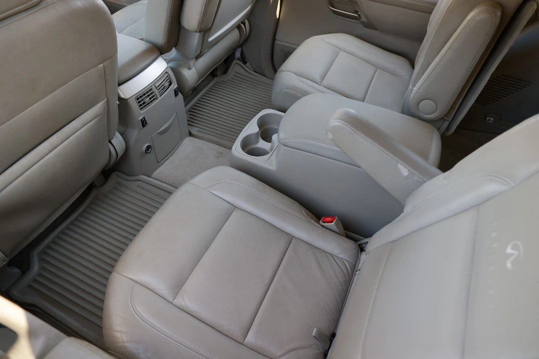 2004 Infiniti QX80 - Image 10 of 21