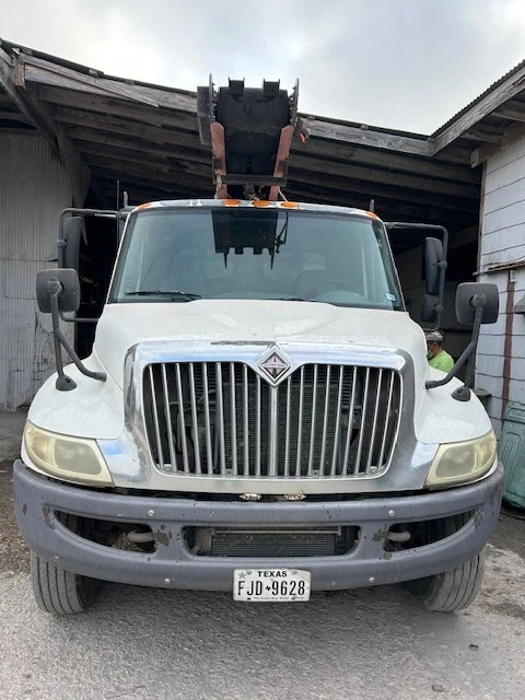 2004 International 4300 - Image 4 of 9