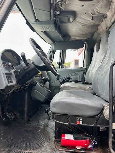 2004 International 4300 - Image 5 of 9