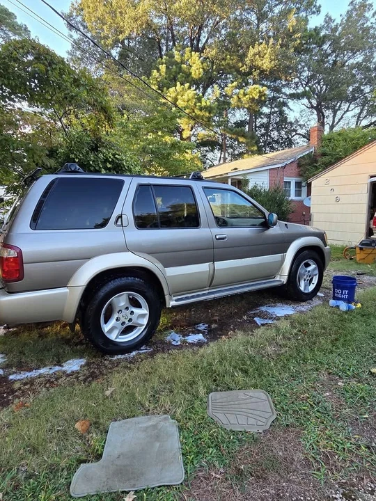 2004 Infiniti QX4 - Image 2 of 12