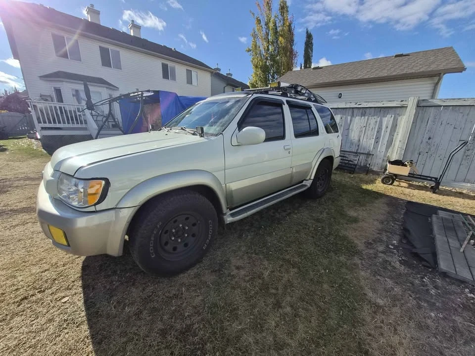 2004 Infiniti QX4 - Image 2 of 15