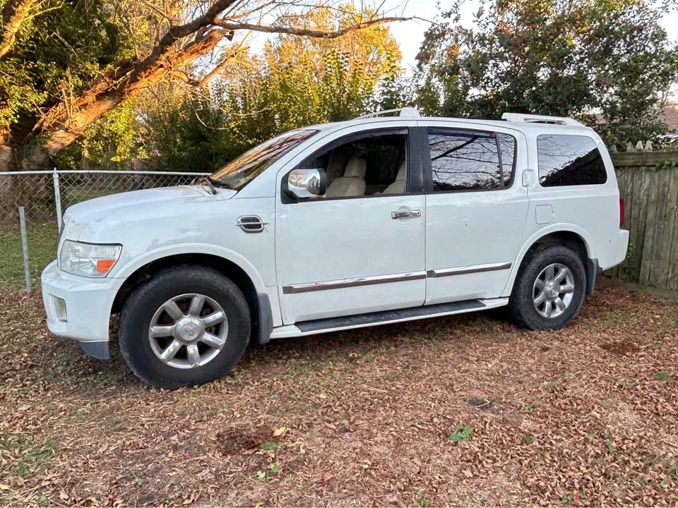 2004 Infiniti QX80 - Image 2 of 4