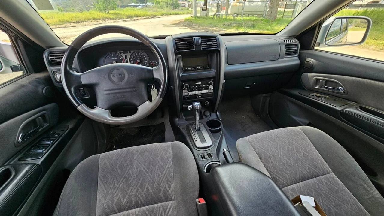 2004 Isuzu - Image 8 of 12