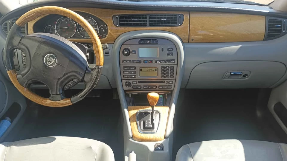 2004 Jaguar XE - Image 9 of 12