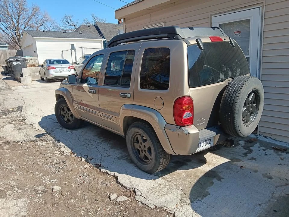 2004 Jeep KJ Liberty - Image 2 of 3