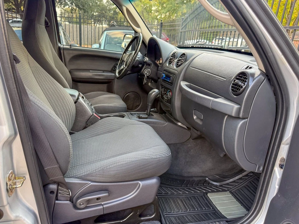 2004 Jeep KJ Liberty - Image 11 of 12