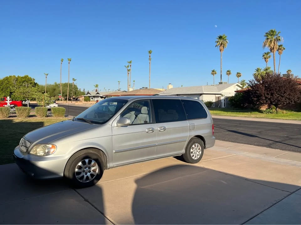 2004 Kia Carnival - Image 2 of 10