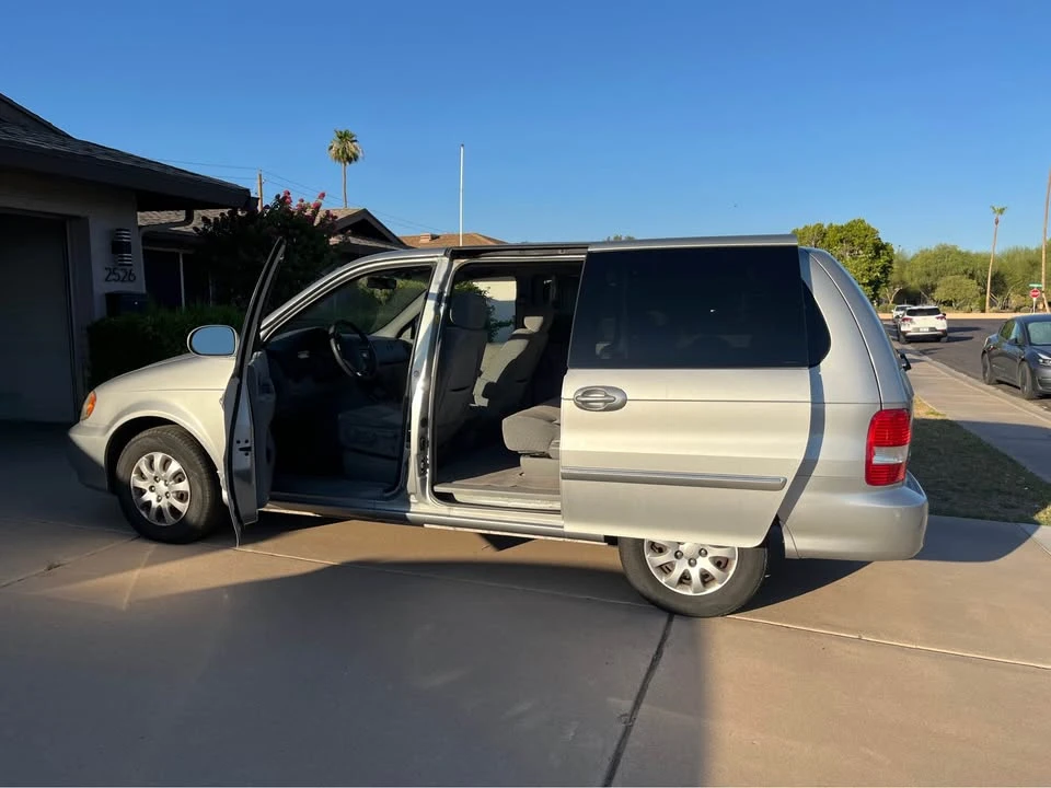 2004 Kia Carnival - Image 3 of 10