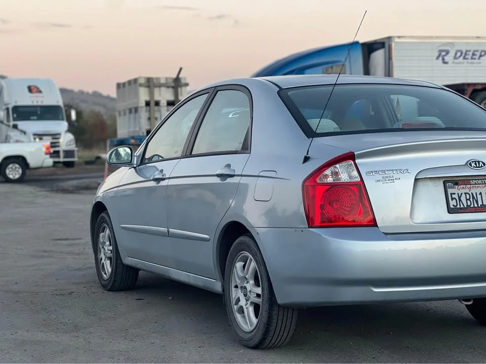 2004 Kia Spectra - Image 4 of 8