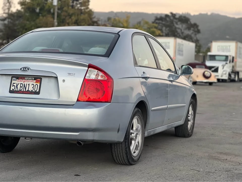 2004 Kia Spectra - Image 7 of 8