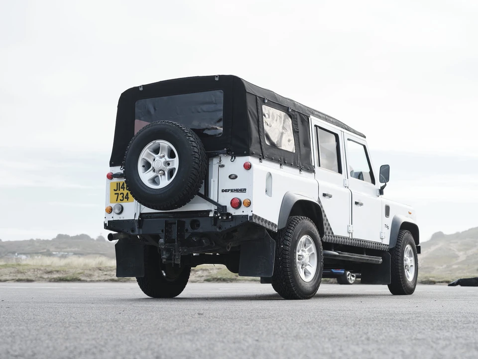2004 Land Rover Defender 110 - Image 16 of 31