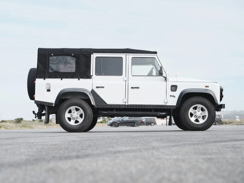 2004 Land Rover Defender 110 - Image 9 of 31