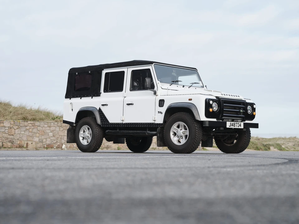 2004 Land Rover Defender 110 - Image 15 of 31