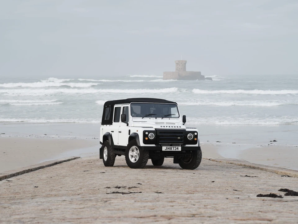 2004 Land Rover Defender 110 - Image 17 of 31