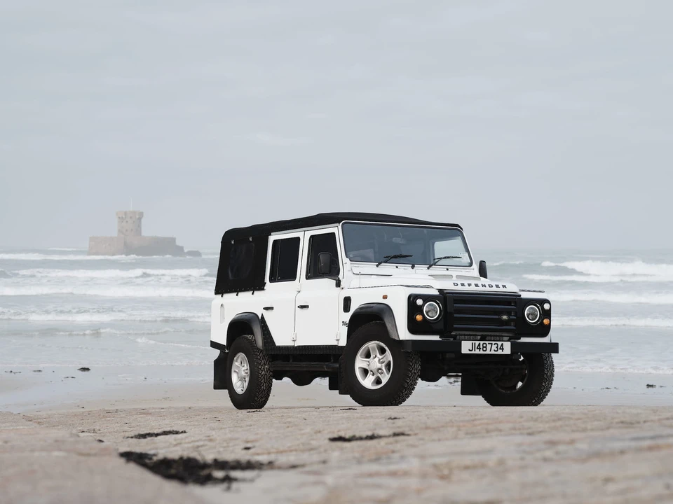 2004 Land Rover Defender 110 - Image 18 of 31