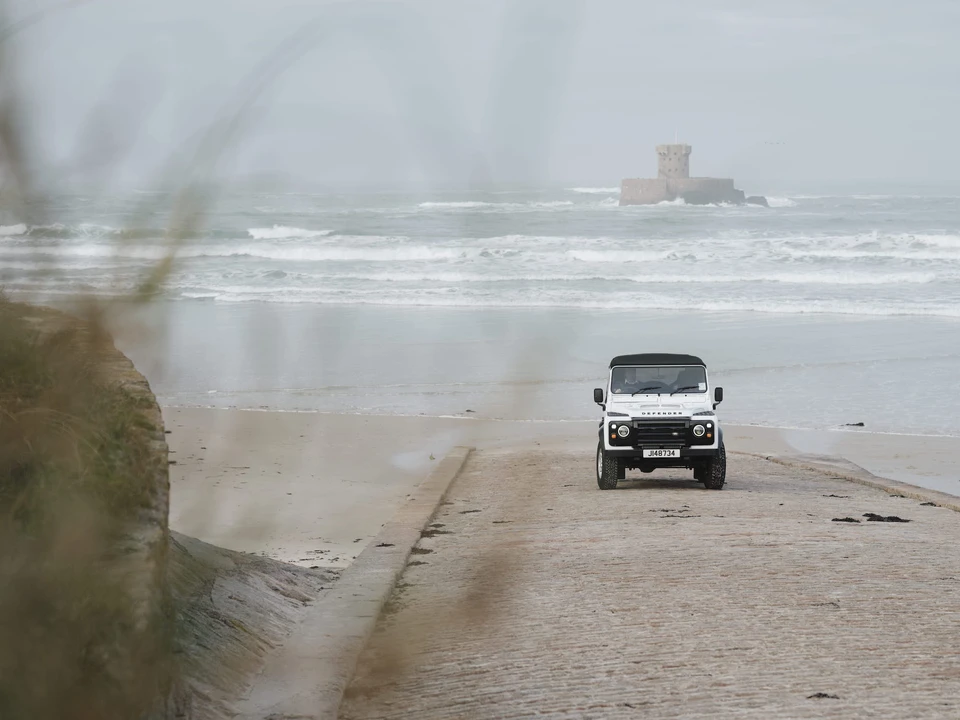 2004 Land Rover Defender 110 - Image 19 of 31