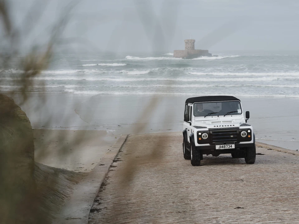 2004 Land Rover Defender 110 - Image 20 of 31