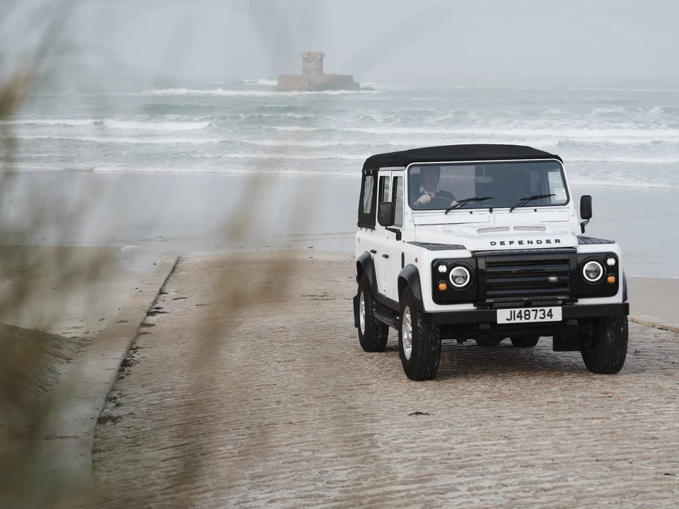 2004 Land Rover Defender 110 - Image 21 of 31