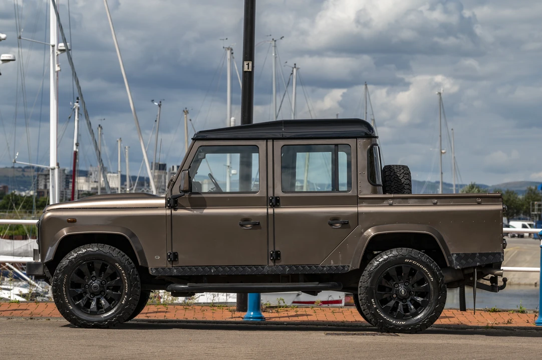 2004 Land Rover Defender 110 - Image 17 of 31