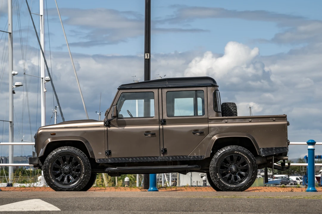 2004 Land Rover Defender 110 - Image 9 of 31