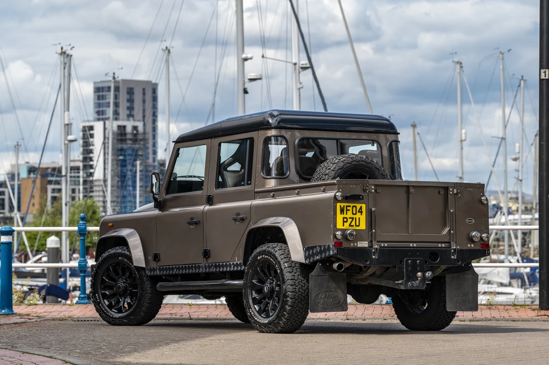 2004 Land Rover Defender 110 - Image 8 of 31