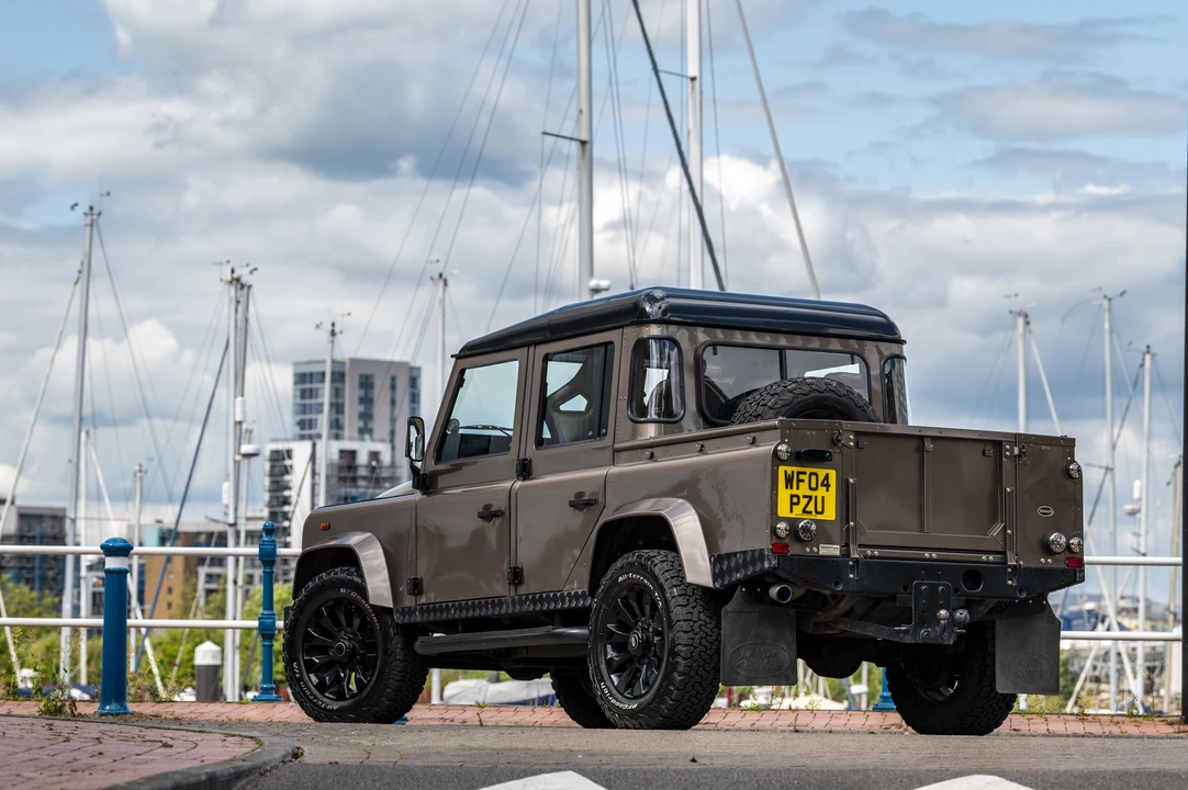 2004 Land Rover Defender 110 - Image 16 of 31