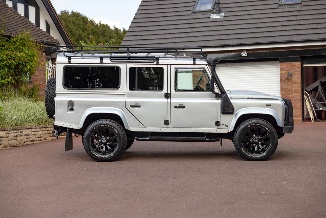 2004 Land Rover Defender 110 - Image 5 of 31