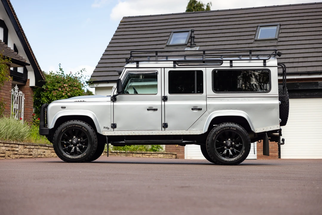 2004 Land Rover Defender 110 - Image 9 of 31