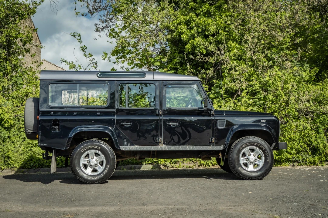 2004 Land Rover Defender 110 - Image 5 of 31