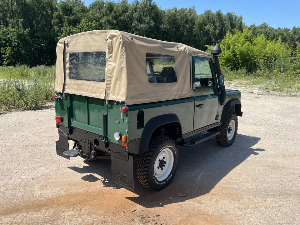 2004 Land Rover Defender 90 - Image 14 of 31